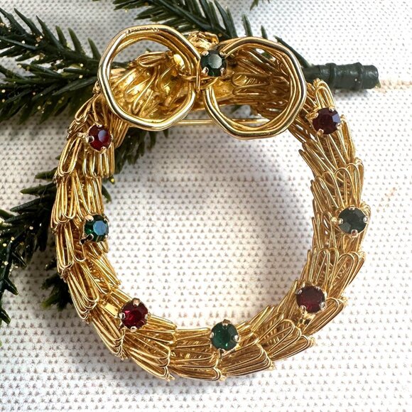 Vintage Gold-Tone Christmas Wreath Brooch With Green & Red Rhinestones 1.75" - Picture 1 of 5
